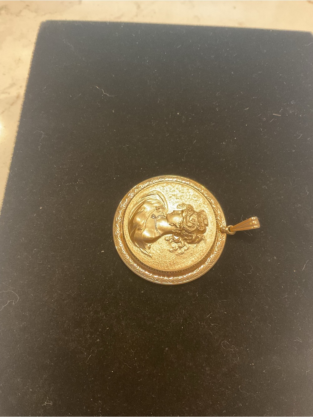 Vintage Gold-Tone Cameo Portrait Pendant Necklace - Picture 3 of 5